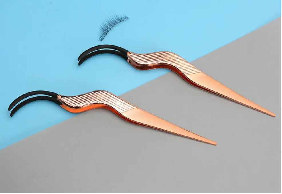 Durable eyelash curler ergonomic handle protects lashes from damage